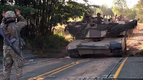 M1 Abrams tank getting on a ribbon bridge 1 Vidéo 96320370