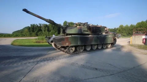 M1 Abrams tank tracking Vídeos de archivo 94406621