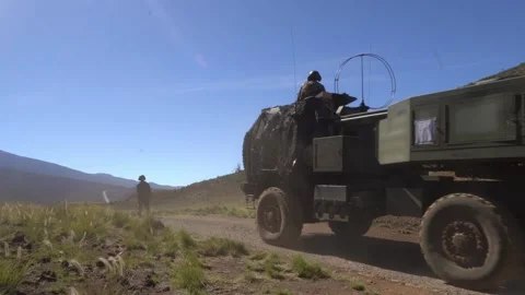 M142 High Mobility Artillery Rocket System travelling behind U.S. Marine on foot Видео 201928298