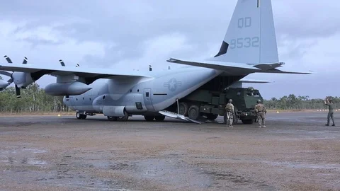 M142 HIMARS being driven off C-130 Hercules Vídeos de archivo 112328360
