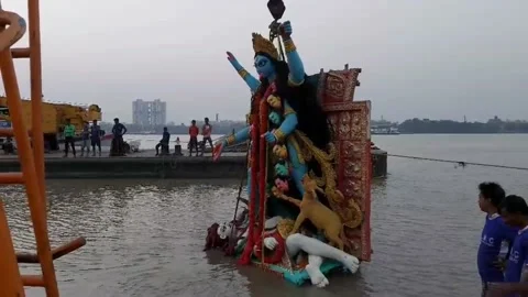 Maa kali   is being immersed in the Ganges with the help of a crane. Stock Footage 172042070