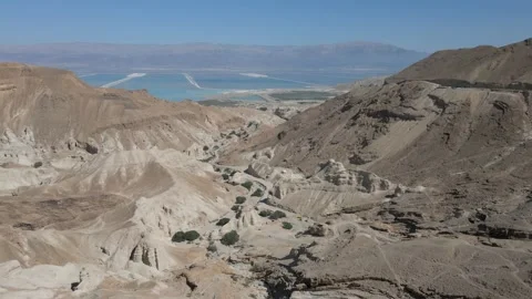 Maale Zaron view towards the dead sea red mountains in Jordan, aerial 스톡 동영상 239760013