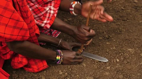 Maasai starting fire Vídeos de archivo 55341925
