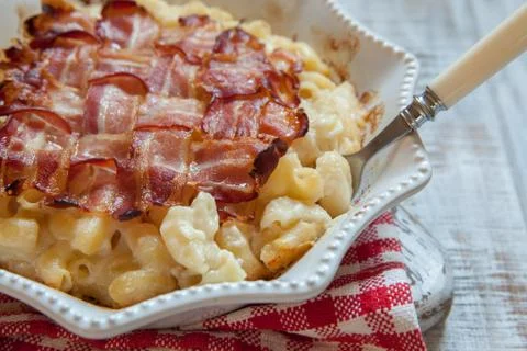 Mac and cheese with bacon Stock-Fotos