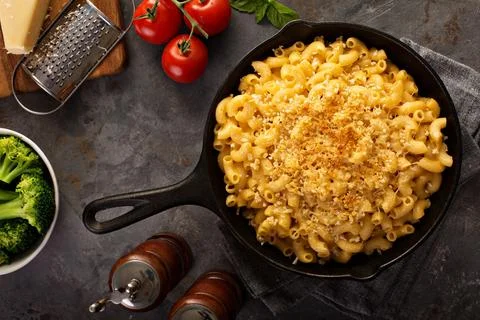 Mac and cheese in a cast iron pan Stock Photos