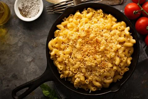 Mac and cheese in a cast iron pan Stock Photos