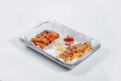 Mac and cheese with plain packaging and gray background Foto stock