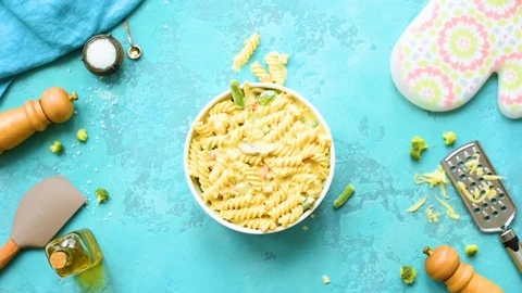 Mac and cheese with vegetables and herbs Video stock 92262068