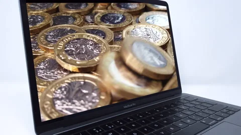Mac Book Pro Displaying English Pound coins Vídeo Stock 131219543