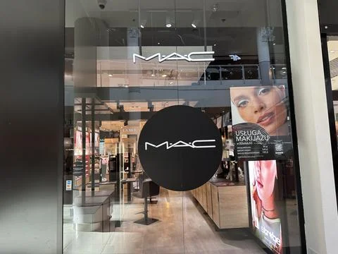 MAC Cosmetics storefront, large logo and promotional images, inviting shoppers Stock-Fotos