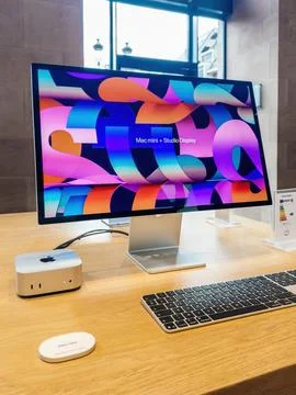 Mac Mini M4 with Studio Display 库存照片