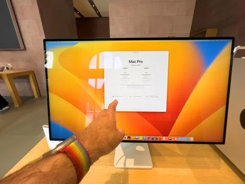 Mac Pro Highlighted: Apple Store's Premium Workstation 2023 Foto stock