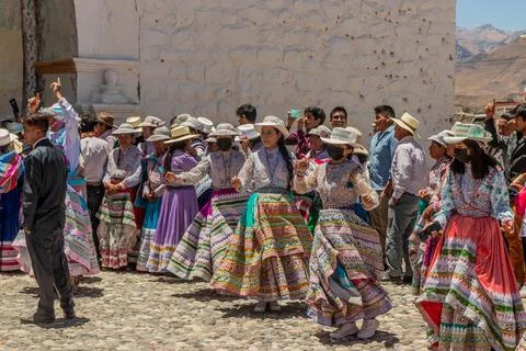 MACA, PERU - DECEMBER 3, 2022: Local women wearing their traditional dress du 스톡 사진