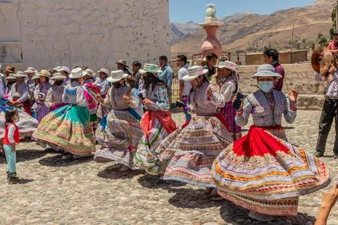 MACA, PERU - DECEMBER 3, 2022: Local women wearing their traditional dress du 스톡 사진