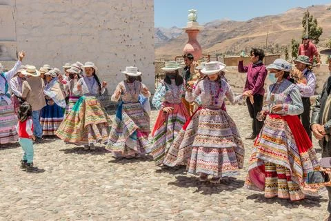 MACA, PERU - DECEMBER 3, 2022: Local women wearing their traditional dress du 스톡 사진