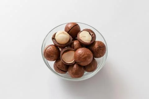 Macadamia nut shells macadamia in a glass jar on a gray concrete background Foto stock