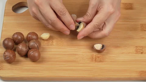 Macadamia Nuts and Split Kernels on Wooden Cutting Board. Vídeo Stock 332831878