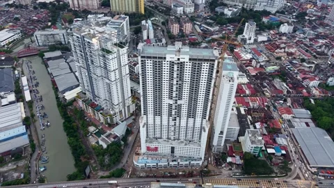 Macallum Apartment Building Drone View Over Canal and Highway Vídeo Stock 332098196