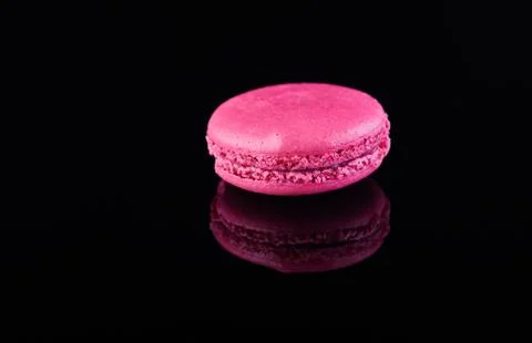 Macaron pink with reflection on a black background Stock-Fotos