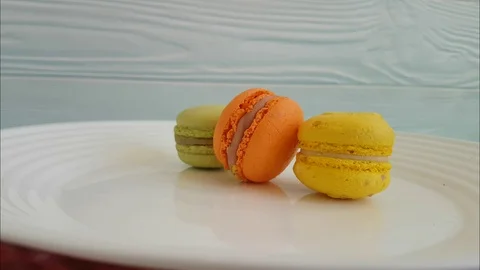 Macaron on a white plate turns Video stock 87031543