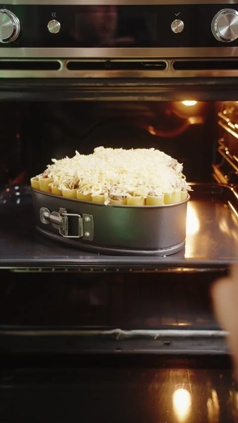 Macaroni and Cheese in the Oven Video stock 282730473
