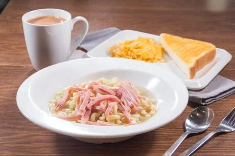 Macaroni breakfast set with ham and toast Foto stock