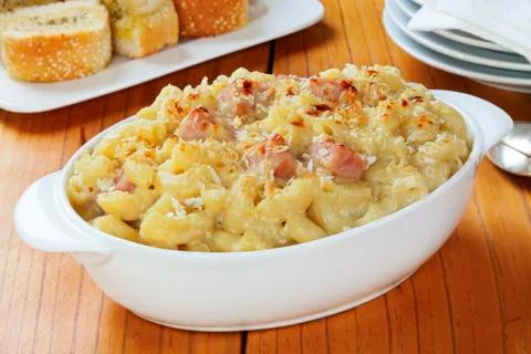 Macaroni cheese with ham, served with garlic bread. a great way to use up you Stock Photos