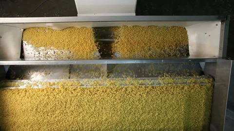 Macaroni falling down in a la carte machine 库存影片 61277886