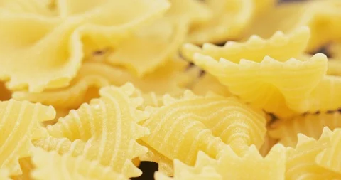 Macaroni Farfalle in bulk Vídeos de archivo 89096132