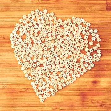 Macaroni heart shape Stock-Fotos