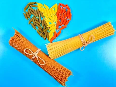 Macaroni pattern in the shape of the flag of Italy on a blue background. 스톡 사진