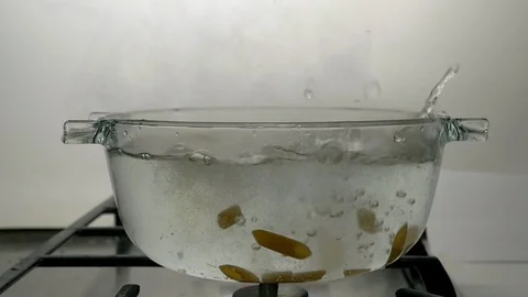Macaroni poured into boiling water Vidéo 97503752
