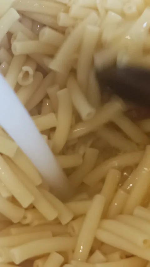 Macaroni rinsed under cold water Stock-Footage 342916037