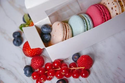 Macaronis in a white box with a transparent window. Color dessert, pink, mi.. Foto stock