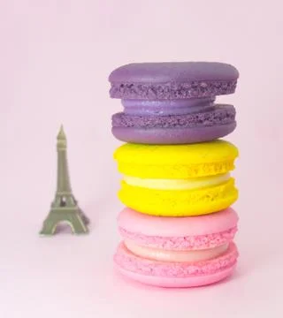 Macarons and Eiffel Tower 스톡 사진