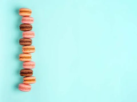 Macarons on blue, copy space right Macarons with copy space. Row of perfec... Fotos Stock