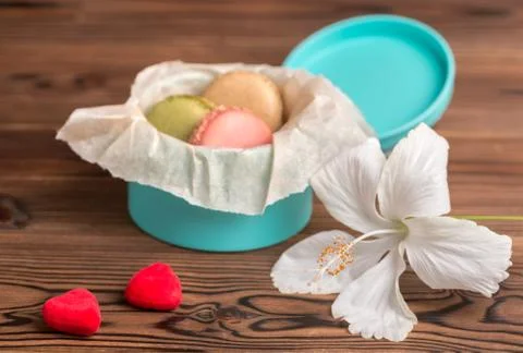 Macarons cake in gift box, couple red hearts and white hibiscus flower, St. V Fotos Stock