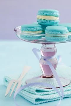 Macarons on cake stand Foto stock