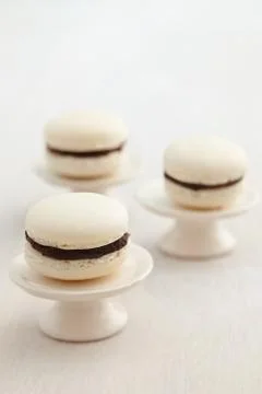Macarons on cake stand Foto stock
