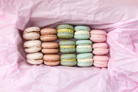 Macarons cake, top view flat lay, macaroons on pink background Foto stock