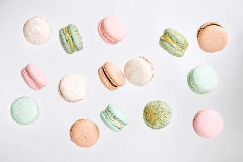 Macarons cake, top view flat lay, fly falling macaroon background Foto stock