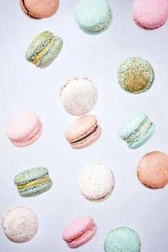 Macarons cake, top view flat lay, fly falling macaroon background Foto stock