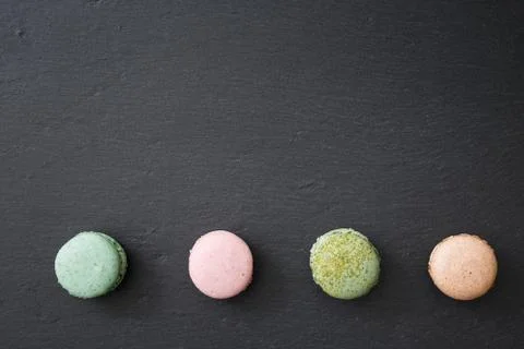 Macarons cake, top view flat lay, macaroon on black background Foto stock