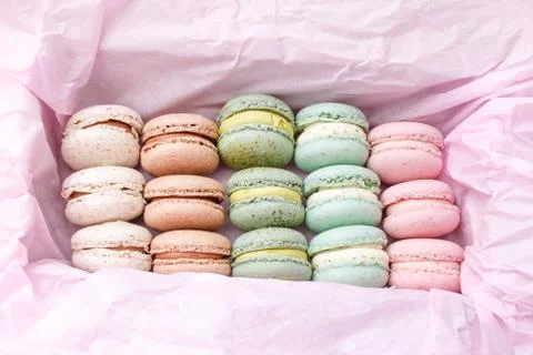 Macarons cake, top view flat lay, macaroons on pink background Foto stock