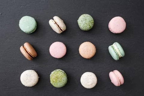 Macarons cake, top view flat lay, macaroon on black background Foto stock