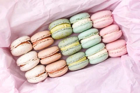 Macarons cake, top view flat lay, macaroons on pink background Foto stock