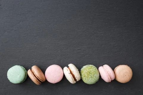 Macarons cake, top view flat lay, macaroon on black background Foto stock