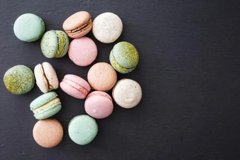 Macarons cake, top view flat lay, macaroon on black background Foto stock