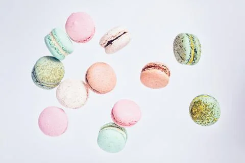 Macarons cake, top view flat lay, fly falling pattern macaroon 스톡 사진