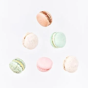 Macarons cake, top view flat lay, fly falling pattern macaroon 스톡 사진